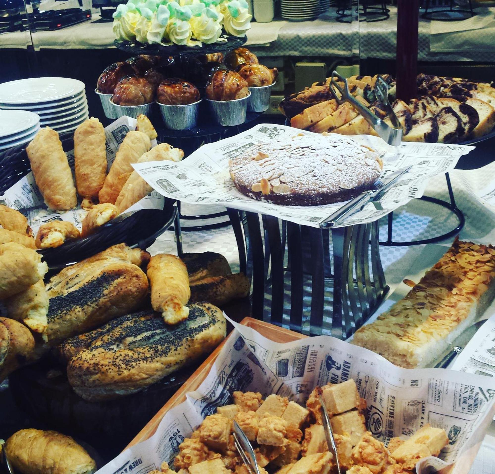 Dan Panorama Haifa Hotel Eksteriør bilde A selection of cakes at a café