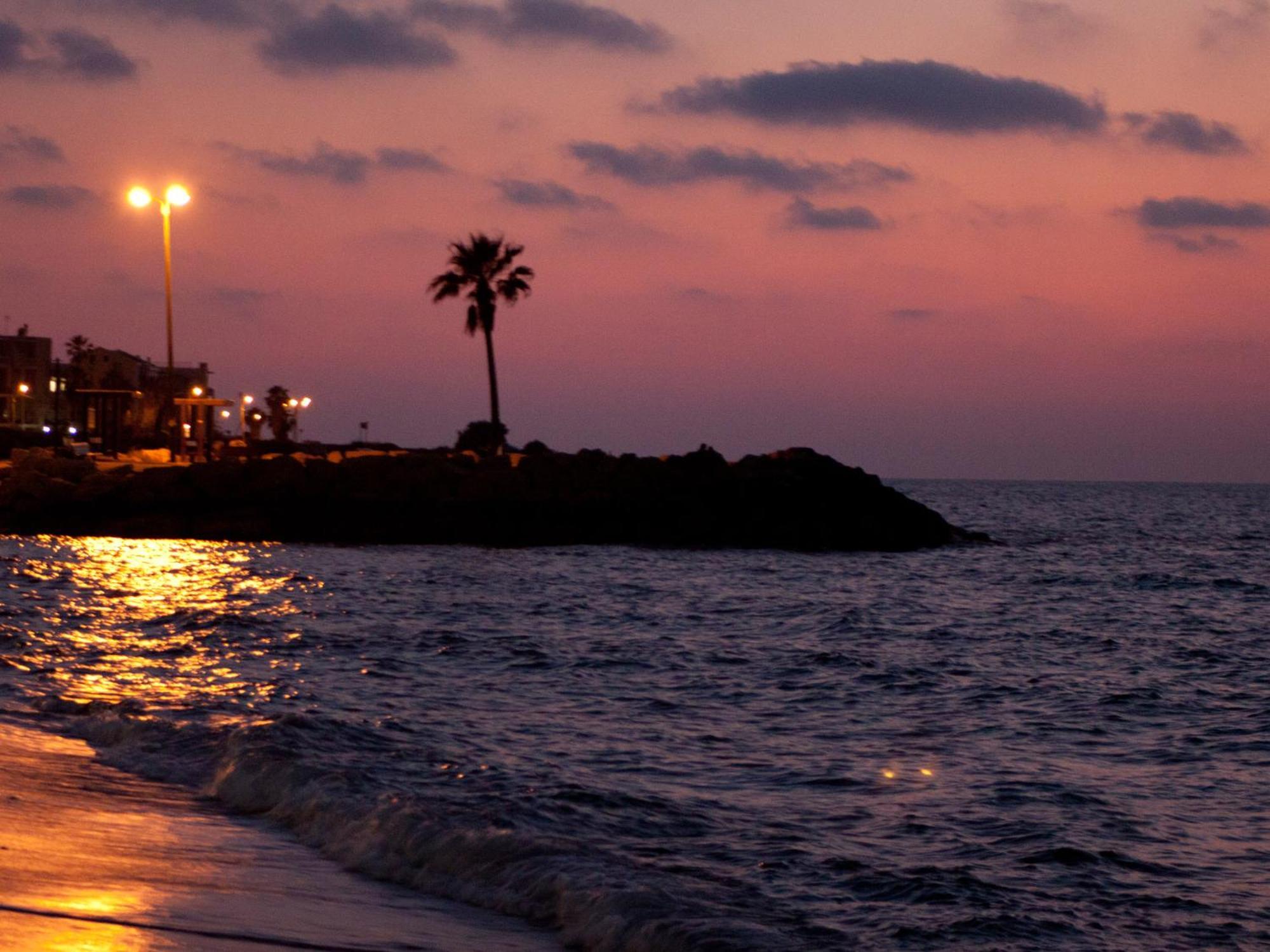 Dan Panorama Haifa Hotel Eksteriør bilde Sunset at the beach