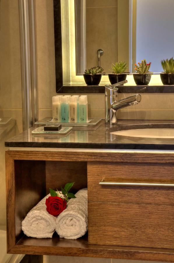 Dan Panorama Haifa Hotel Eksteriør bilde Soap and shampoo in a hotel bathroom